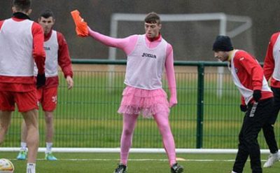 Futbolçuya verilen qeyri adi ceza