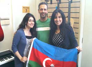 Nigar Camalın ailə fotosu Böyük Britaniya mətbuatında dərc olunub