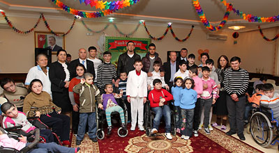 Berti Foqts və futbolçular uşaq evində olublar