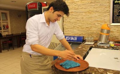 Emrahın oğlu ofisiantlıq edir