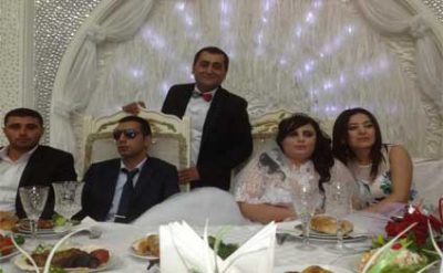Adam içinde iki elile toy edib