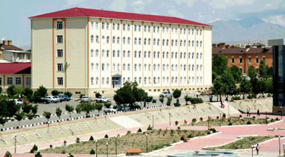 Naxçıvanda prorektor üç jurnalisti döydürüb