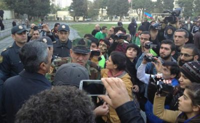 Qarabağ müharibesi veteranları Milli Meclisin qarşısına toplaşıblar