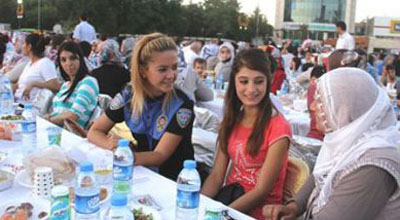 15 min adam iftar süfresinde