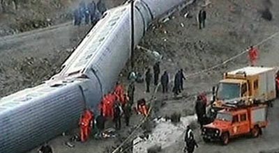 Neft daşıyan yük qatarı aşıb