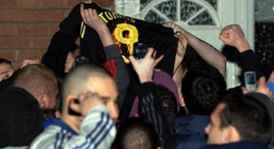Azarkeşlər Torresin futbol geyimini yandırdılar