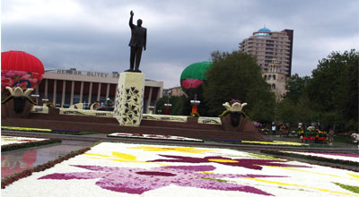 İlham Əliyev ailə üzvləri ilə birlikdə Gül bayramında iştirak edib