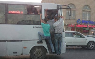 Paytaxt avtobuslarından birinde maraqlı foto çekilib