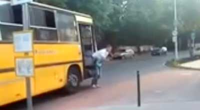 Gənclər avtobus sürücüsü ilə belə məzələndilər