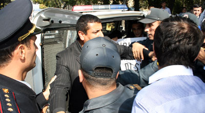 Evlərinin söküləcəyini eşidən sakinlər küçəyə töküldü