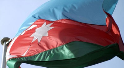 Qazaxda Azərbaycanın dövlət bayrağı tərsinə asılıb