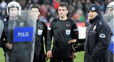Azarkeşlər stadionda hakimin başını yardılar