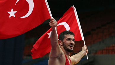 Türk güləşçi erməni rəqibini məğlub edərək qızıl medal aldı