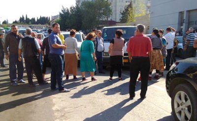 Badamdar qesebesinde qadınlar yolu bağlayıblar