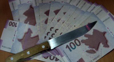Küçədə cibində olan 1600 manatı alaraq qaçdılar