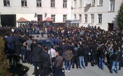 Bakıda universitetde telebeler aksiya keçirir