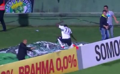 Futbolçu qol vurub arxasından quyuya düşdü