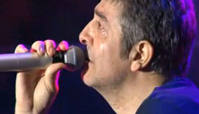 Məşhur müğənni səhnədə hönkürtüylə ağladı