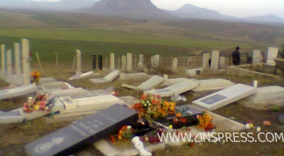 Şabranda qəbir daşlarını sındıran manyak tutulub
