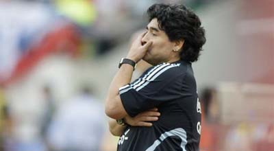 Maradona öz avtomobili ilə fotoqrafı vurdu