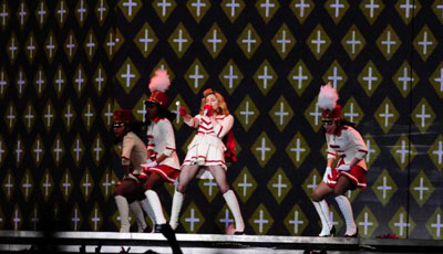 Madonna səhnəyə avtomat silahla çıxdı