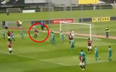 Futbolçu arxası ile qol vurdu