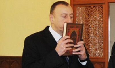İlham Eliyeve Quran hediyye edildi