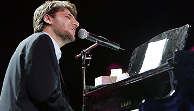Sami Yusuf Azərbaycan bayrağını öpdü