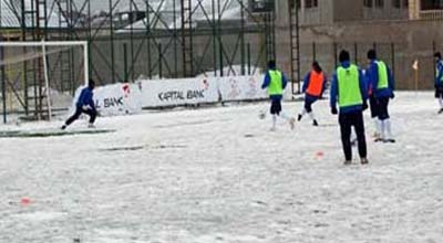 Bakı futbol klubu qarlı havada məşq edir