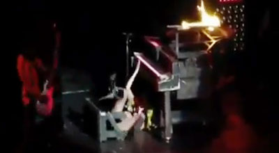 Ledi Qaga konsertdə pianodan yıxıldı
