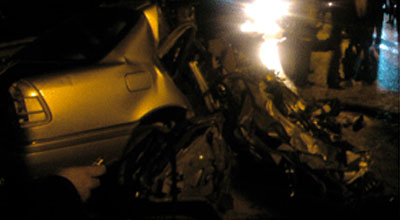 Bakıda “Mercedes” dirəyə çırpıldı: 2 ölü
