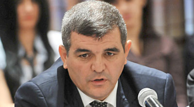 Deputat Fazil Mustafa namaz qılmağa yer tapmayıb