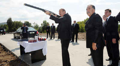 İlham Əliyev silahdan atəş açdı