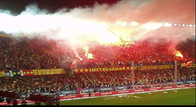 Qadın azarkeşi öpən futbolçular "ilişdi"
