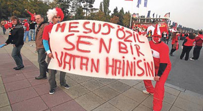 Türk azarkeşlər Məsut Özili vətən xaini elan ediblər