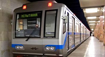 Bakı metrosunda sınaqdan keçirilən yeni qatarların qapıları əyildi