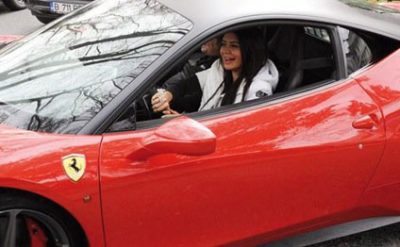 Ebru Polat yeni avtomobili Ferrari 458 ile