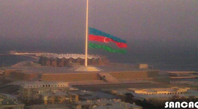 Bayraq Meydanındakı bayraq cırılıb