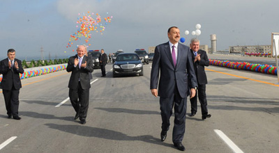 Prezident İlham Əliyev yeni yolun tikildiyi əraziyə gedib