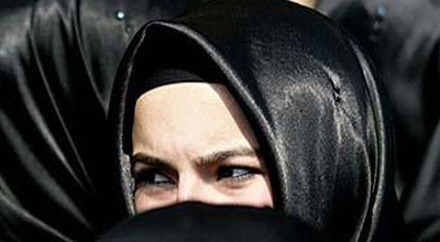Hicablı qadın döyüldü