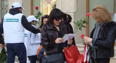 DəmirBankBakıda gül paylayıb