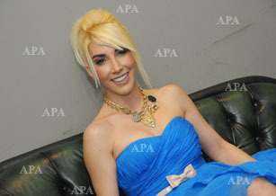 Tanınmış pop müğənni Hande Yener Azərbaycana gəlib