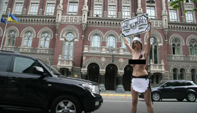 “FEMEN” yenə də etirazını soyunaraq bildirdi