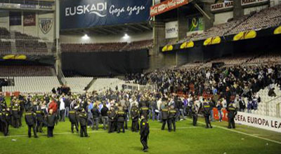 Futbol meydanı döyüş rinqini xatırlatdı