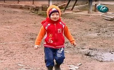 Kendi ayağa qaldıran 3 yaşlı