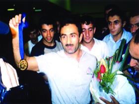 Güləşçilərimiz vətənə döndülər