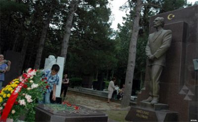 Milli Şura Elçibəyin məzarını ziyarət edib