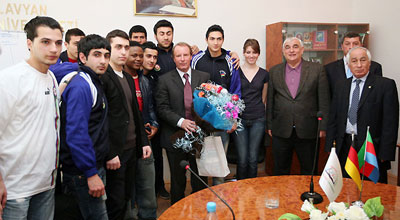 Millinin baş məşqçisi tələbələrlə görüşüb