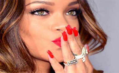 Rihanna almanların qoluna sevinib