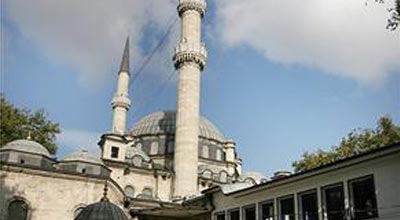 Silahlı şəxslər məscidə hücum edib